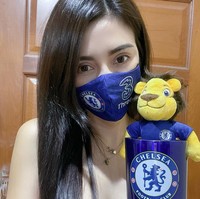 Seperti baru-baru ini, Ladapa tampil topless saat mendukung Chelsea yang berlaga melawan Manchester City, Minggu (30/5/2021). Foto: dok. Instagram/@cherry_ladapa