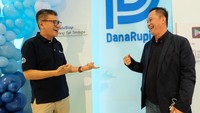 Presiden  Direktur DanaRupiah Entjik S. Djafar, bersama Direktur Eksekutif AFPI Kuseryansyah, seusai perayaan 1 tahun DanaRupiah memperoleh izin dari Otoritas Jasa Keuangan (OJK) di Jakarta.