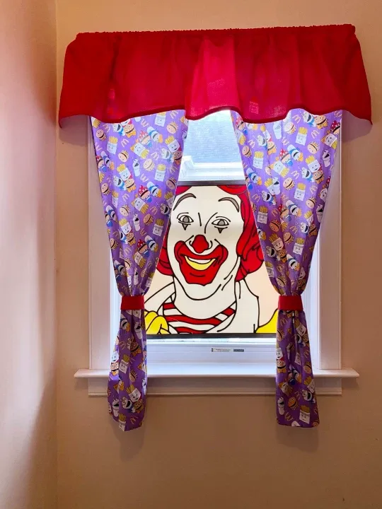 Niat Abis! Penggemar McDonald's Ini Sulap Rumahnya Persis Gerai McDonald's