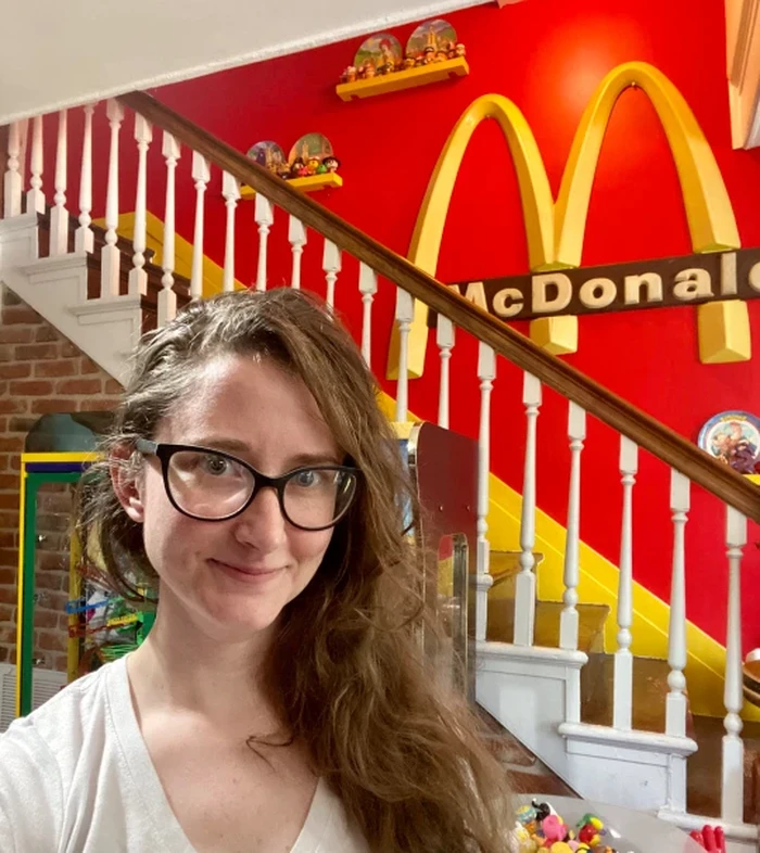 Niat Abis! Penggemar McDonalds Ini Sulap Rumahnya Persis Gerai McDonalds