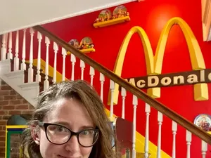 Niat Abis! Penggemar McDonalds Ini Sulap Rumahnya Persis Gerai McDonalds