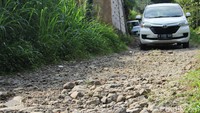 Tak jauh dari kawasan TNGGP kondisi jalan justru masih berbatu dan hanya bisa dilewati sebuah mobil minibus atau kendaraan lain yang lebih kecil.   