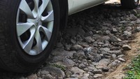 Kondisi yang tak terbayangkan lagi adalah saat hujan turun, di mana jalan akan menjadi licin dan lubang tak terlihat jika tertutup air.   