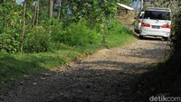 Lebih sulit lagi jika ada dua kendaraan dari arah berlawanan, bukan hanya harus bergantian jalan tapi tidak sepanjang jalan ada area yang cukup untuk menepi dan memberi jalan kendaraan lain.   