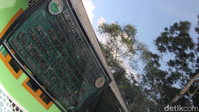 Taman Nasional Gunung Gede Pangrango (TNGGP) memiliki pusat pendidikan konservasi Elang Jawa di daerah Cimungkad, Sukabumi.