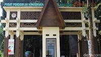 Taman Nasional Gunung Gede Pangrango (TNGGP) memiliki pusat pendidikan konservasi Elang Jawa di daerah Cimungkad, Sukabumi.   