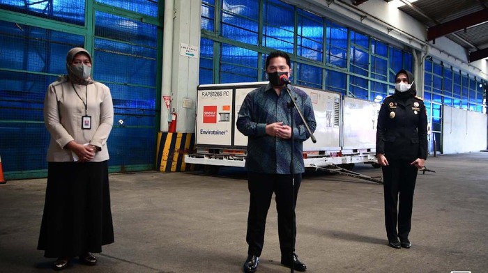 Menteri BUMN Erick Thohir menyampaikan keterangan pers saat menyambut kedatangan vaksin COVID-19 di Teminal Cargo Bandara Soekarno Hatta, Tangerang, Banten, Senin (31/5/2021). Sebanyak delapan juta dosis vaksin COVID-19 Sinovac kembali tiba di Indonesia dan selanjutnya akan dilakukan proses produksi oleh Bio Farma. ANTARA FOTO/Dhemas Reviyanto/rwa.