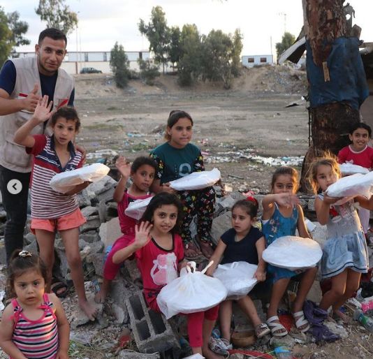 Fadil Jaidi Galang Dana untuk Palestina, Bagikan Nasi Biryani Ayam untuk yang Membutuhkan. Ada juga Obat-obatan dan sejumlah uang tunai.