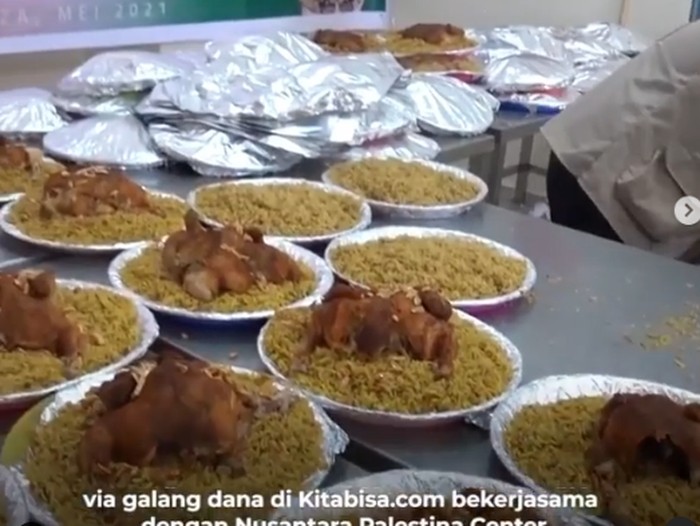 Fadil Jaidi Galang Dana untuk Palestina, Bagikan Nasi Biryani Ayam Fadil Jaidi Galang Dana untuk Palestina, Bagikan Nasi Biryani Ayam untuk yang Membutuhkan. Ada juga Obat-obatan dan sejumlah uang tunai.