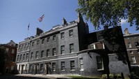 Sebuah sumber mengatakan sejumlah kecil pejabat gereja terlibat dan para pembantu di Downing Street--kediaman PM Inggris--tidak diberi tahu.