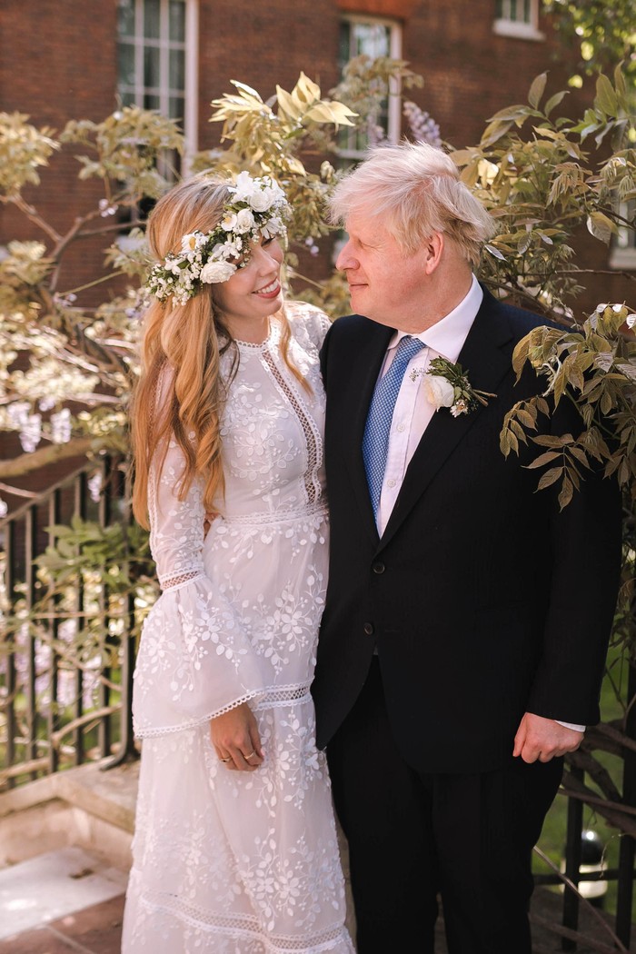 Foto Boris Johnson-Carrie Symonds yang Menikah Diam-diam LONDON, UNITED KINGDOM - MAY 29: (Alternate crop of #1233183330) In this handout image released by 10 Downing Street, Prime Minister Boris Johnson poses with his wife Carrie Johnson in the garden of 10 Downing Street following their wedding at Westminster Cathedral, May 29, 2021 in London, England. The secretly planned wedding took place in a small ceremony on Saturday afternoon. Johnson is the first Prime Minister to get married while in office in nearly 200 years. (Photo by Rebecca Fulton / Downing Street via Getty Images)
