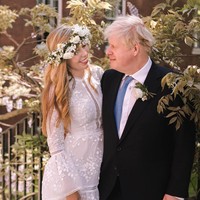 Bahkan saat menikah pun ia memakai gaun sewaan. Saat pemberkatan pernikahannya tahun lalu, ia memakai gaun rancangan desainer Yunani Christos Costarellos yang disewanya Rp 819.000. (Foto: Downing Street via Getty Images/Handout)