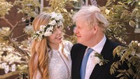 Boris Johnson dan Carrie Symonds berfoto di taman Downing Street usai acara pernikahan.