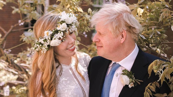 Foto Boris Johnson-Carrie Symonds yang Menikah Diam-diam LONDON, UNITED KINGDOM - MAY 29: (Alternate crop of #1233183330) In this handout image released by 10 Downing Street, Prime Minister Boris Johnson poses with his wife Carrie Johnson in the garden of 10 Downing Street following their wedding at Westminster Cathedral, May 29, 2021 in London, England. The secretly planned wedding took place in a small ceremony on Saturday afternoon. Johnson is the first Prime Minister to get married while in office in nearly 200 years. (Photo by Rebecca Fulton / Downing Street via Getty Images)