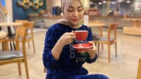 Secangkir kopi hangat menjadi pilihan Liza Aditya saat berkunjung ke sebuah kafe. Liza Aditya tetap tampil kece saat sedang menikmati kopi tersebut. Foto: Instagram/lzaditya
