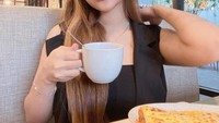 Salah satu foto saat ngopi cantik di sebuah kafe juga pernah diunggahnya setelah melepaskan hijab. Sebuah topi dan pakaian berwarna hitam membuat Liza Aditya tetap percaya diri tampil di depan kamera. Foto: Instagram/lzaditya