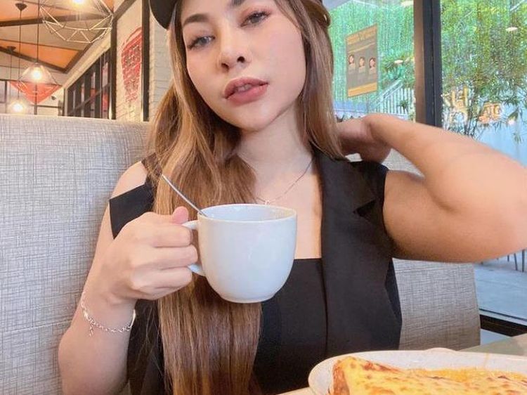 Intip 10 Pose Kece Liza Aditya Saat Ngopi Cantik