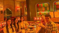 Tidak hanya minum kopi, Liza Aditya juga seringkali menghabiskan waktu untuk makan bersama teman-temannya. Makan malam di sebuah restoran menjadi penutup hari yang begitu hangat. Foto: Instagram/lzaditya