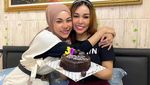 Intip 10 Pose Kece Liza Aditya Saat Ngopi Cantik