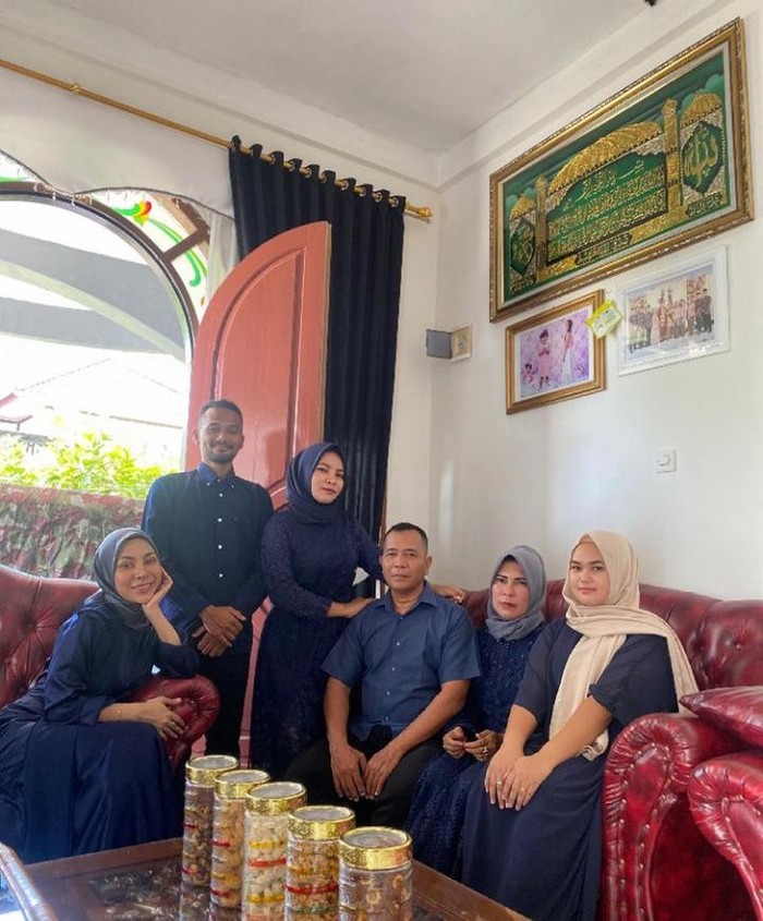 Galeri Liza Aditya Intip 10 Pose Kece Liza Aditya Saat Ngopi Cantik