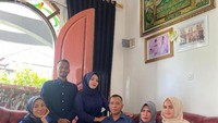 Tidak hanya dengan teman-temannya, Liza Aditya juga sosok yang sangat dekat dengan keluarga. Salah satunya kebersamaan yang terlihat saat merayakan Idul Fitri beberapa waktu lalu. Foto: Instagram/lzaditya