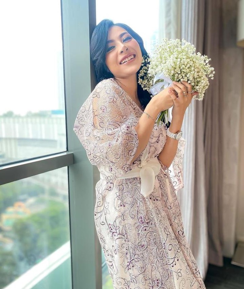 Intip 10 Pose Kece Liza Aditya Saat Ngopi Cantik