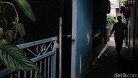 Diketahui, sebuah gang di RT 4/RW 2 Srengseng Sawah, Jakarta Selatan, menerapkan micro lockdown usai ditemukannya klaster COVID-19 di kawasan tersebut.
