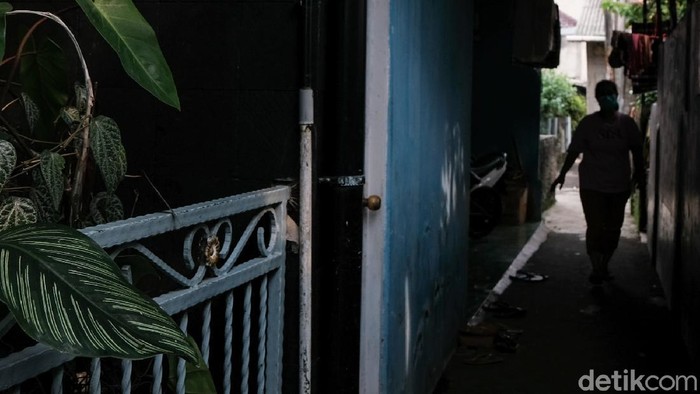 Sebuah gang di Srengseng Sawah, Jakarta Selatan, dilockdown. Penerapan micro lockdown itu dilakukan usai ditemukannya klaster COVID-19 di kawasan tersebut.
