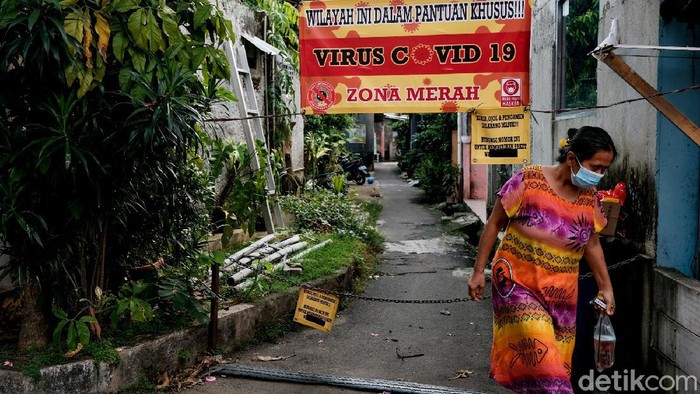 Sebuah gang di Srengseng Sawah, Jakarta Selatan, dilockdown. Penerapan micro lockdown itu dilakukan usai ditemukannya klaster COVID-19 di kawasan tersebut.