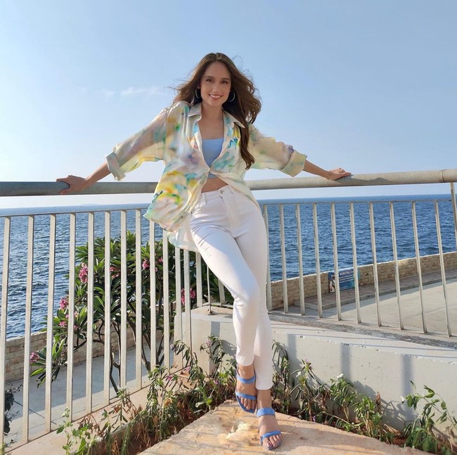 Penyanyi sekaligus aktris keturunan Indonesia-Jerman ini pun terbilang jarang nge-mall. Frekuensi belanja atau jalan di pusat perbelanjaan bisa dihitung dengan jari. Foto: Instagram/@claurakiehl