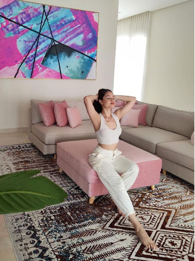 “Kamu nggak akan pernah lihat aku jalan-jalan di mall, shopping tiap minggu, jarang banget. Mungkin cuma sebulan sekali,” ujar Cinta Laura saat berbincang dengan Gritte Agatha di channel YouTube yang tayang Jumat (28/5/2021). Foto: Instagram/@claurakiehl