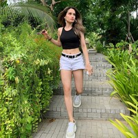 Cinta Laura juga mengatakan, saat belanja ke mall dia pun jarang masuk ke toko atau butik high-end. “(Nge-mall cuma sebulan sekali. Maksimum. Itu pun bukan ke toko yang mahal,” tutur wanita 27 tahun ini. Foto: Instagram/@claurakiehl