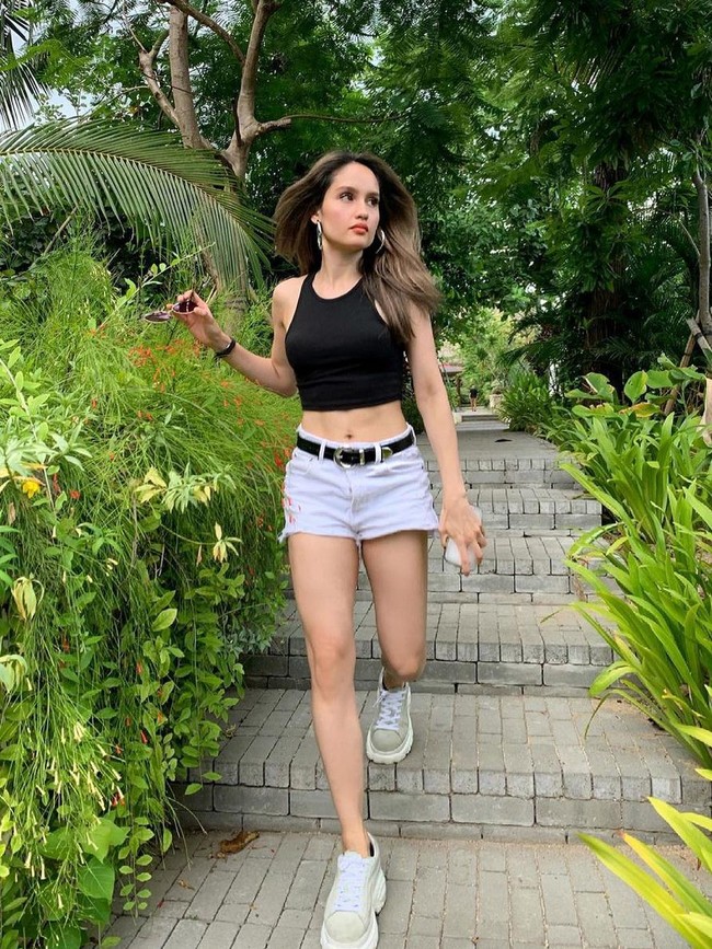 Cinta Laura juga mengatakan, saat belanja ke mall dia pun jarang masuk ke toko atau butik high-end. “(Nge-mall cuma sebulan sekali. Maksimum. Itu pun bukan ke toko yang mahal,” tutur wanita 27 tahun ini. Foto: Instagram/@claurakiehl