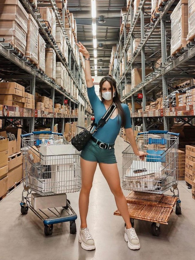 Menurut dia tidak masalah sesekali membeli barang branded namun tidak dijadikan prioritas. “Once in a while (beli barang branded) nggak papa. Kayak tahun lalu aku ke Dubai untuk syuting iklan aku beli satu tas branded. Tapi itu pertamakalinya dalam lima tahun. Jadi kayaknya beli tas branded setiap lima tahun,” paparnya. Foto: Instagram/@claurakiehl