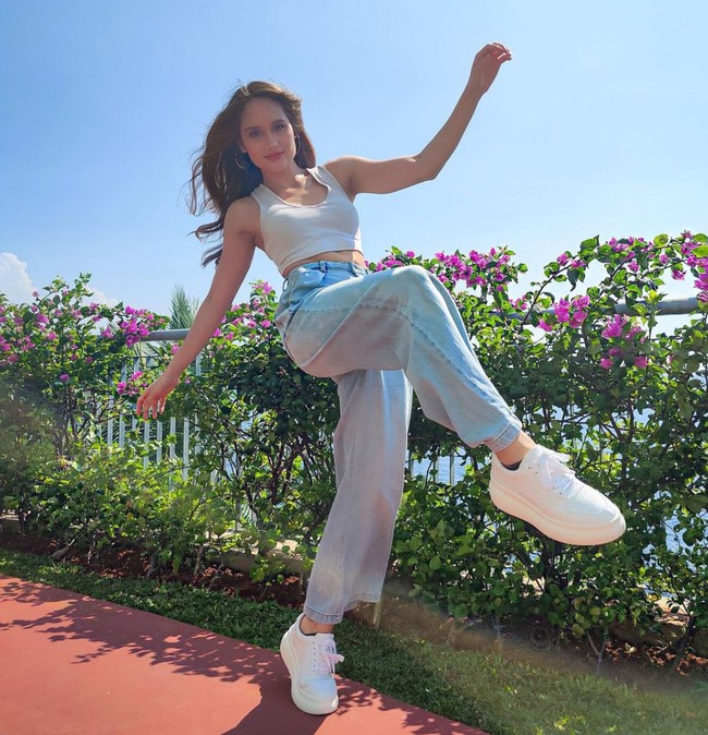 Cinta Laura mengaku jarang belanja pakaian atau tas branded. Dia hanya mau membeli yang benar-benar diperlukan. Foto: Instagram/@claurakiehl