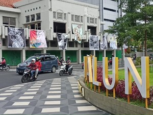 Gedung di Tengah Kota Dihiasi Poster Sarkas Larangan Impor