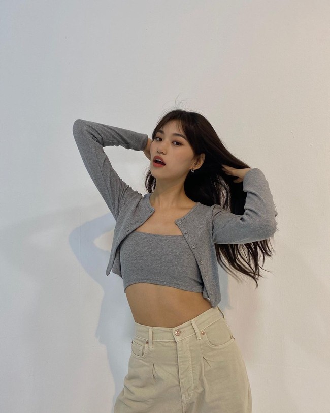 Selain cantik Doyeon Weki Meki juga dikenal punya tubuh tinggi dan langsing. Dalam berbagai penampilannya, wanita yang pernah tergabung dalam grup IOI ini juga tak jarang mengenakan atasan yang mengekspos perut. Foto: Instagram