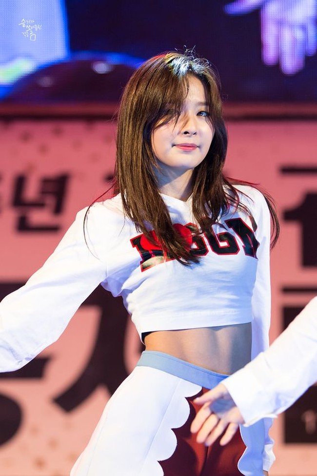 Seulgi juga membuat sesama wanita iri dengan tubuhnya yang atletis. Saat mengenakan crop top bisa dilihat jika perutnya terbentuk karena rajin olahraga. Foto: Fansite