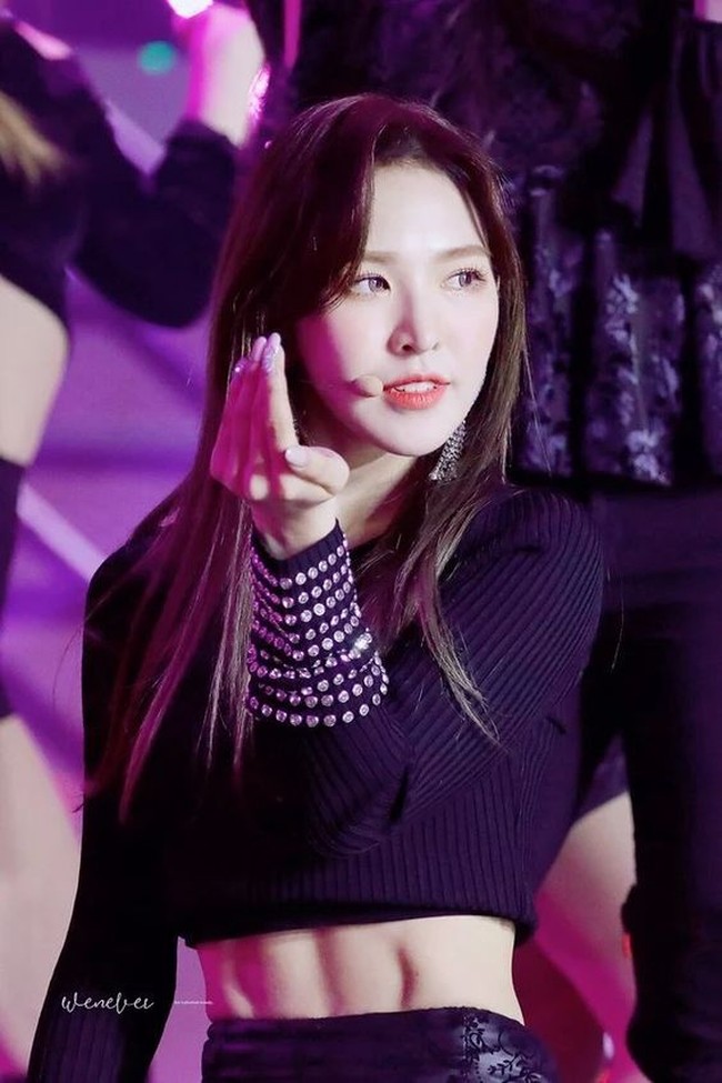 Rekan Seulgi yang juga perut rata adalah Wendy. Transformasi bentuk tubuh Seulgi pun bisa jadi motivasi untuk kamu yang ingin mulai diet atau membentuk badan. Foto: Fansite