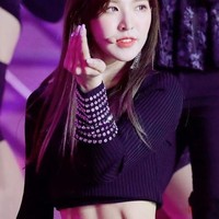Rekan Seulgi yang juga perut rata adalah Wendy. Transformasi bentuk tubuh Seulgi pun bisa jadi motivasi untuk kamu yang ingin mulai diet atau membentuk badan. Foto: Fansite