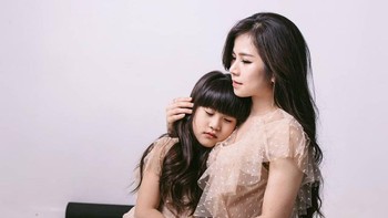 Padahal Winny adalah seorang ibu dua anak, putrinya berusia 9 tahun. Foto: Instagram @winnypatriziayulianty