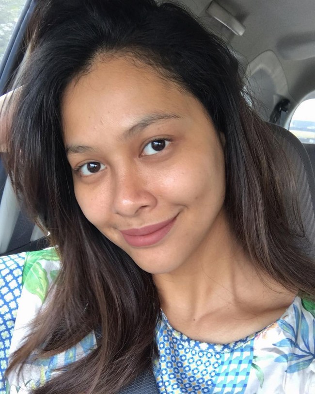 Selanjutnya ada istri dari pesepak bola Syamsir Alam. Bunga Jelitha yang merupakan Puteri Indonesia 2017 itu terlihat tetap cantik natural meskipun tampil tanpa mengenakan pulasan makeup, hanya lipstik berwarna nude yang terlihat mewarnai bibirnya. Foto: Instagram/@bungajelitha66