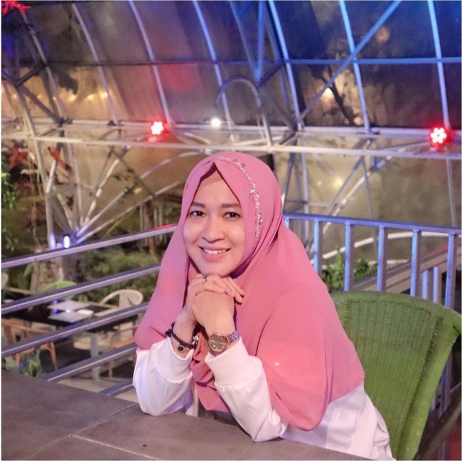 Okie Agustina yang merupakan istri dari pesepak bola Gunawan Dwi Cahyo juga sempat terlihat memamerkan wajahnya tanpa pulasan makeup. Wanita 38 tahun itu tetap terlihat cantik natural meski tak mengenakan riasan wajah. Foto: Instagram/@okieagustina_