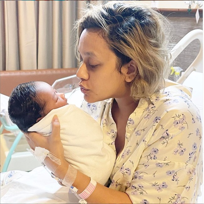 Supermodel sekaligus istri dari pesepak bola Greg Nwokolo, Kimmy Jayanti juga tetap terlihat cantik tanpa mengenakan pulasan makeup. Kimmy dan Greg menikah pada tahun 2018 dan kini telah dikaruniai dua orang anak. Foto: Instagram/@kimmyjayanti