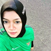 Istri dari pesepak bola Ade Suhendra, Martika Rezeky Maskharana, juga dengan percaya diri memamerkan kecantikan naturalnya tanpa pulasan makeup. Martika yang terlihat sedang berolahraga itu hanya mengenakan softlens di matanya. Foto: Instagram/@mascarana_karya