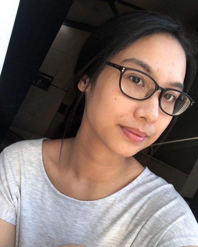 Presenter olahraga cantik bernama Shabrina Ayu dinikahi oleh pesepak bola Ryuji Utomo pada 16 Maret 2019. Sibuk mengurus anak dan suami membuat berdandan tak lagi menjadi prioritas Shabrina. Dia pun dengan percaya diri membagikan foto wajahnya tanpa pulasan makeup. Foto: Instagram/@shabrinaautomo