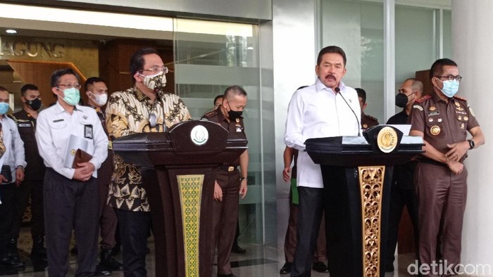 Jaksa Agung, ST Burhanuddin (kanan)