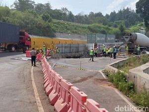 Jalan Penghubung Padalarang-Purwakarta Dekat Proyek KCIC Ambles