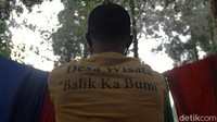Warga yang telah diedukasi soal pelestarian hutan dan Elang Jawa juga turut berperan berbagi cerita kepada pengunjung yang datang. Hal ini bertujuan agar pengunjung juga turut menjaga kelestarian hutan dan mengenal Elang Jawa.  