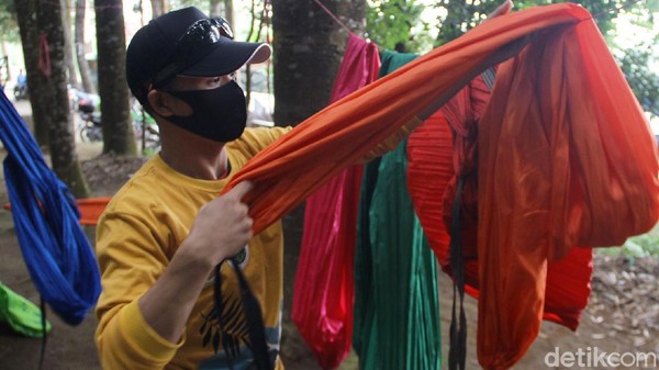 Area wisata ini menjadi alternatif mata pencaharian warga, mulai dari membuka warung, menjual suvenir hingga menjadi pemandu tur. Area wisata ini menjadi alternatif mata pencaharian warga, mulai dari membuka warung, menjual suvenir hingga menjadi pemandu tur.